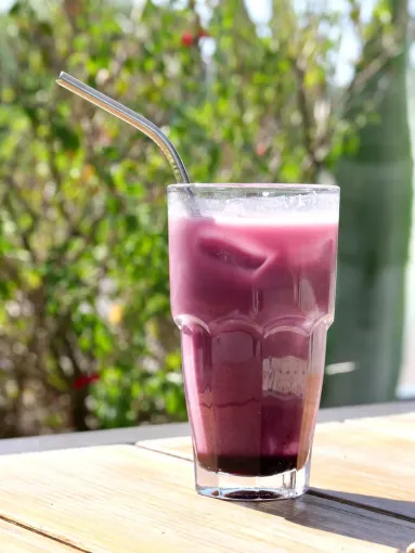 Notre nouvelle boisson du moment : le ube latte avec un délicieux coulis de myrtille, Castres, Couleur Café