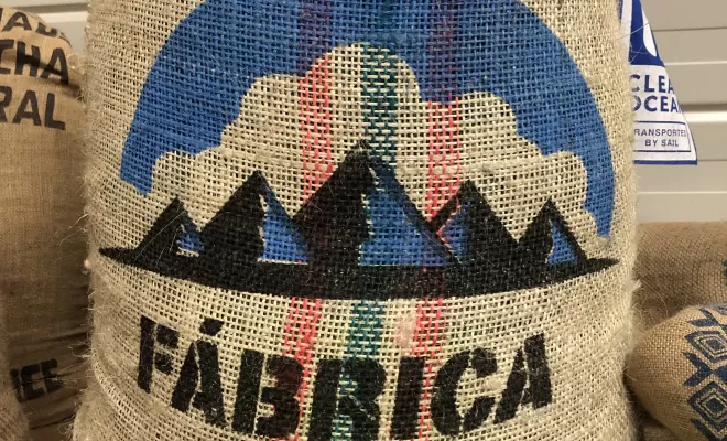 Idée décoration avec des sacs de café en toile de jute chez Couleur Café, Castres, Couleur Café