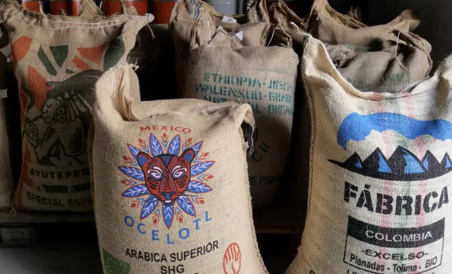 Idée décoration avec des sacs de café en toile de jute chez Couleur Café, Castres, Couleur Café