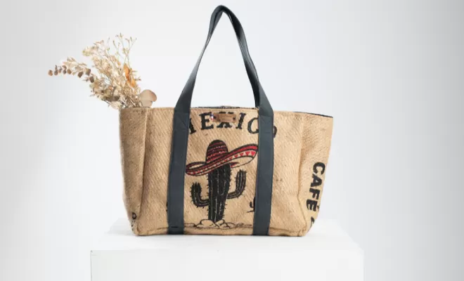 Idée décoration avec des sacs de café en toile de jute chez Couleur Café, Castres, Couleur Café
