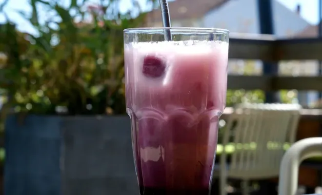 Notre nouvelle boisson du moment : le ube latte avec un délicieux coulis de myrtille, Castres, Couleur Café